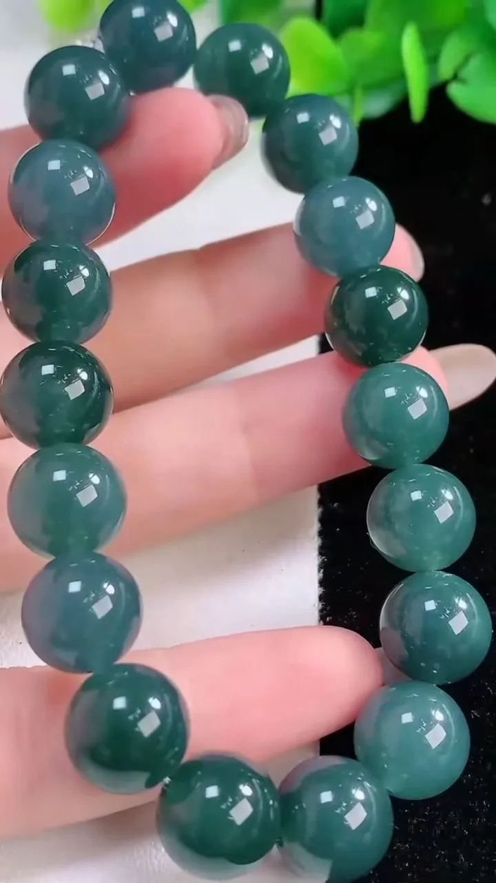 天然A货翡翠种蓝水圆珠手串18颗，尺寸11，重量:42.51g11月30日
工厂直销收藏佳品,种好水足，色泽均匀，有种有色，上手高大气！