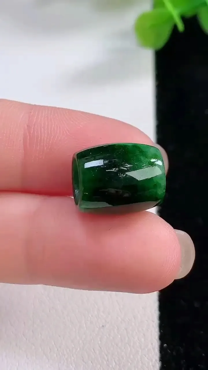 天然A货翡翠路路通吊坠，尺寸13.5-11.6，重:2.16g
11月30日