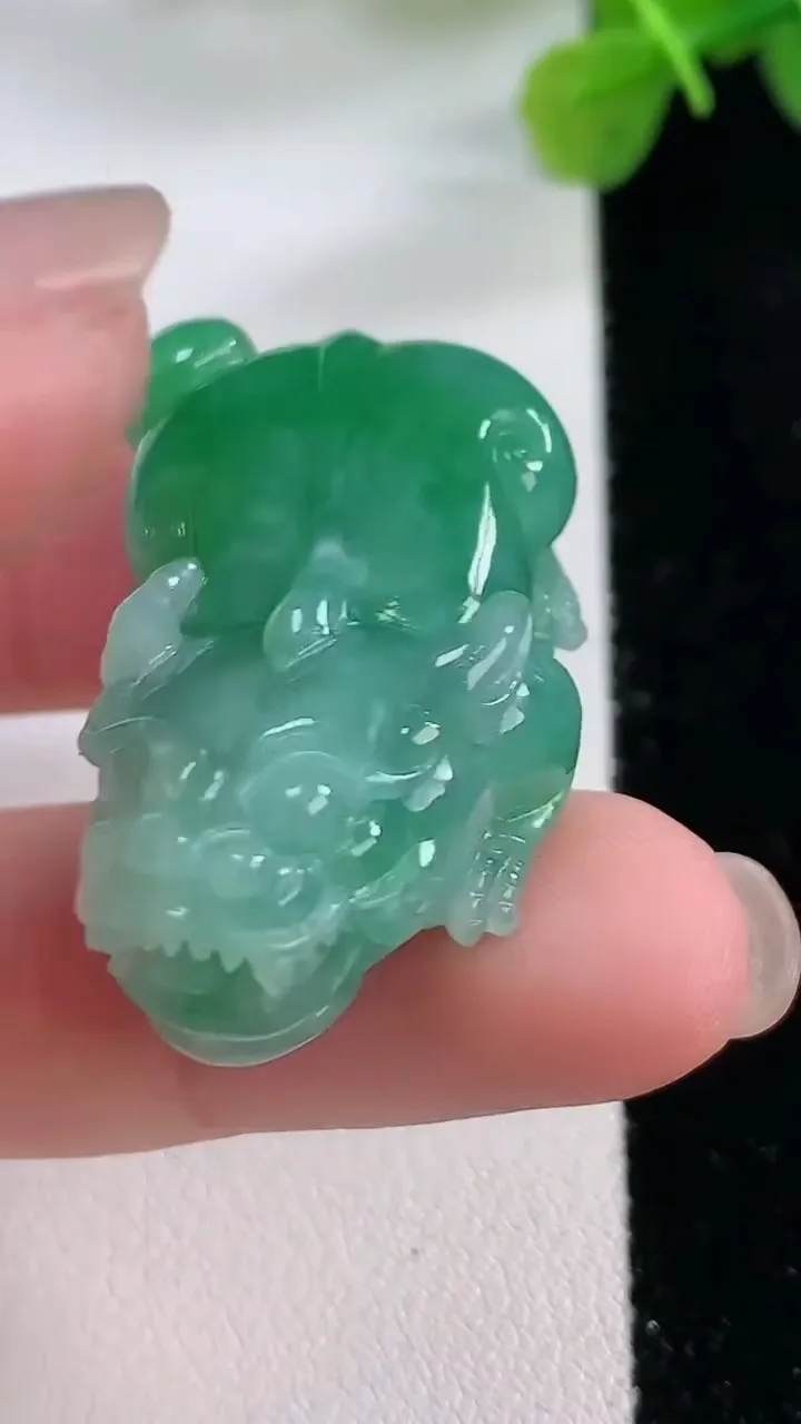 天然A货翡翠貔貅吊坠，尺寸40-21-12，重:20.82g
11月30日