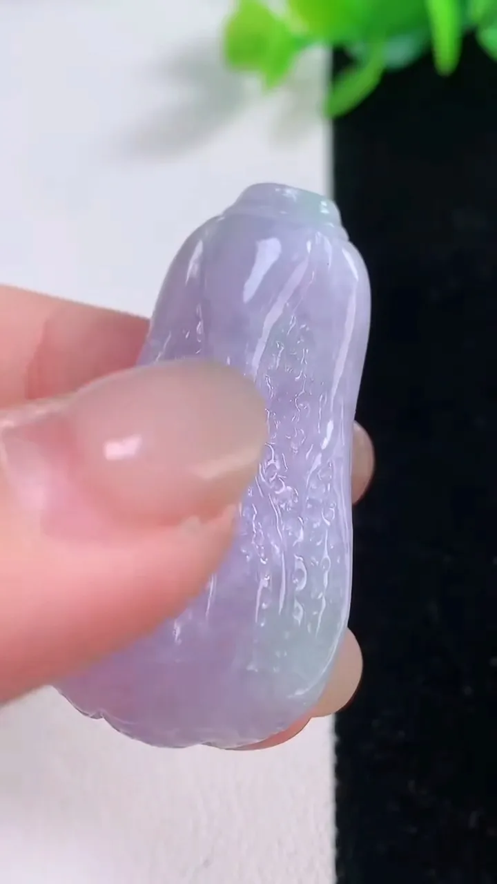 天然A货翡翠紫罗兰白菜吊坠，尺寸49-21.4-11.4，重量:14.79g
11月30日