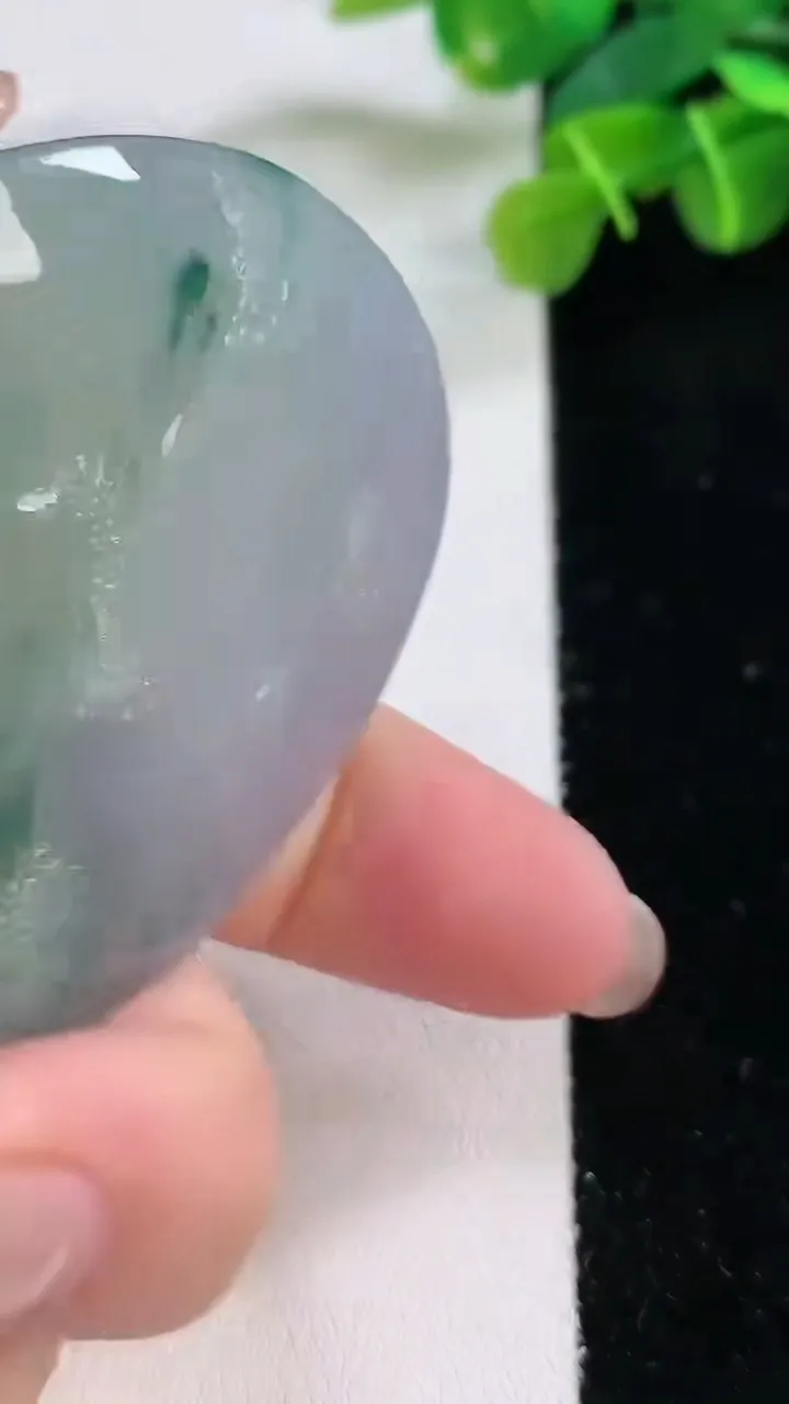 天然A货翡翠种双彩飘花生肖虎 虎牌吊坠，尺寸63-45-12，重:67.82g
11月30日