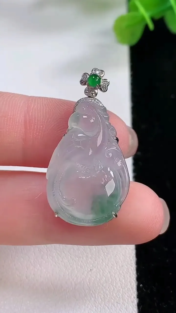 天然A货翡翠种飘花福袋吊坠，尺寸32.5-16.8-6，重:4.67g
11月30日