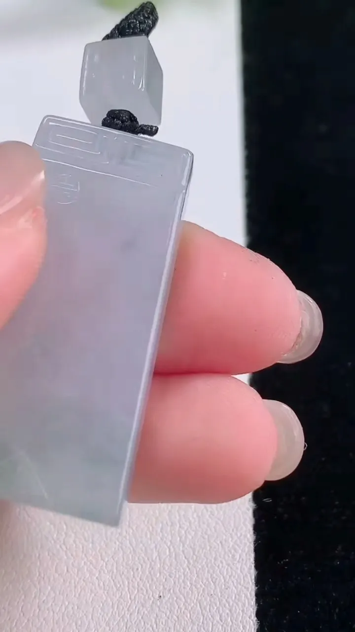 天然A货翡翠冰种飘花仿古无事牌吊坠，尺寸37.6-20-6，重量:12.28g
11月30日