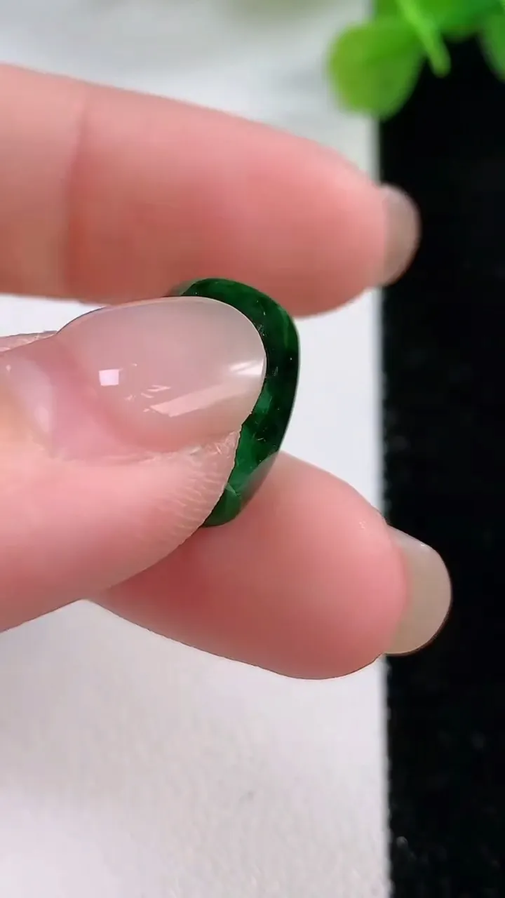 天然A货翡翠路路通吊坠，尺寸13.5-11.6，重:2.16g
11月30日