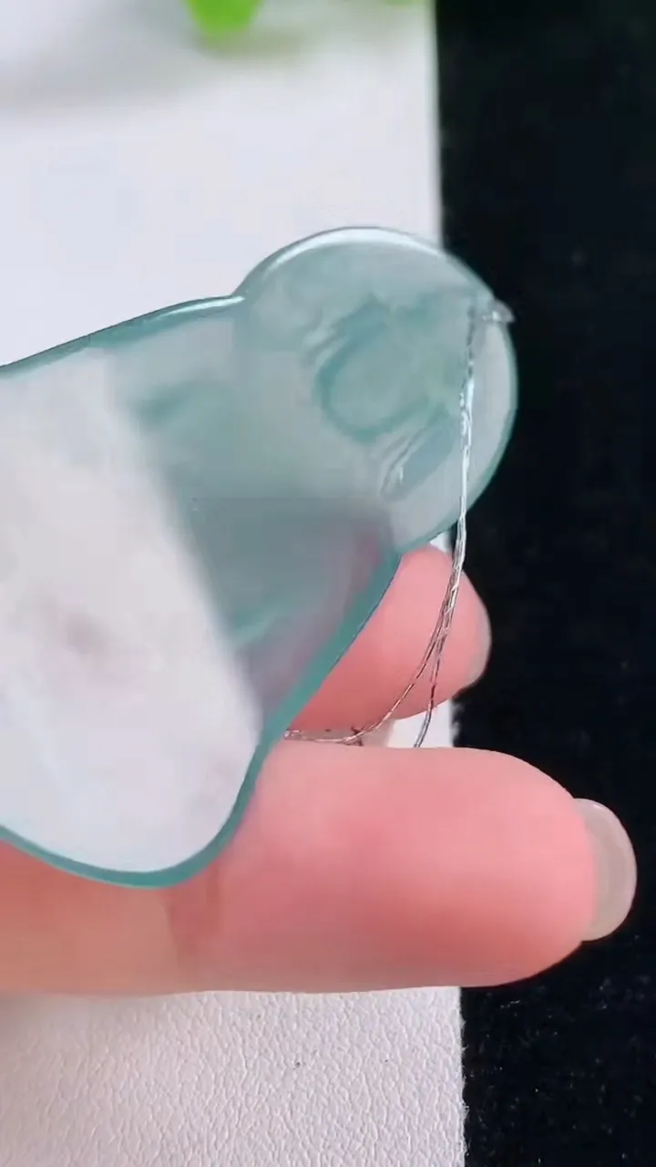 天然A货翡翠冰种蓝水大势至菩萨吊坠，尺寸51.6-31.7-4.9，重量:13.38g
11月30日