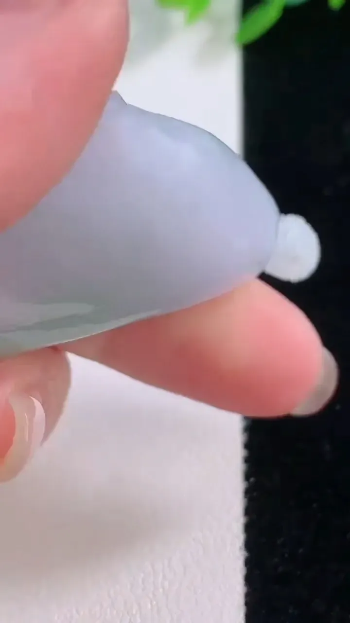 天然A货翡翠莲蓬吊坠，尺寸49.7-28.4-12.4，重量:23.87g
11月30日