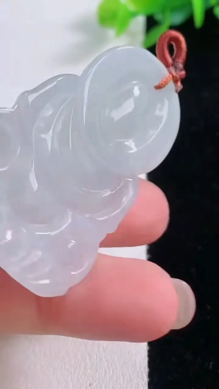 天然A货翡翠观音菩萨吊坠，尺寸46.3-32.2-5.8，重量:15.17g
11月30日