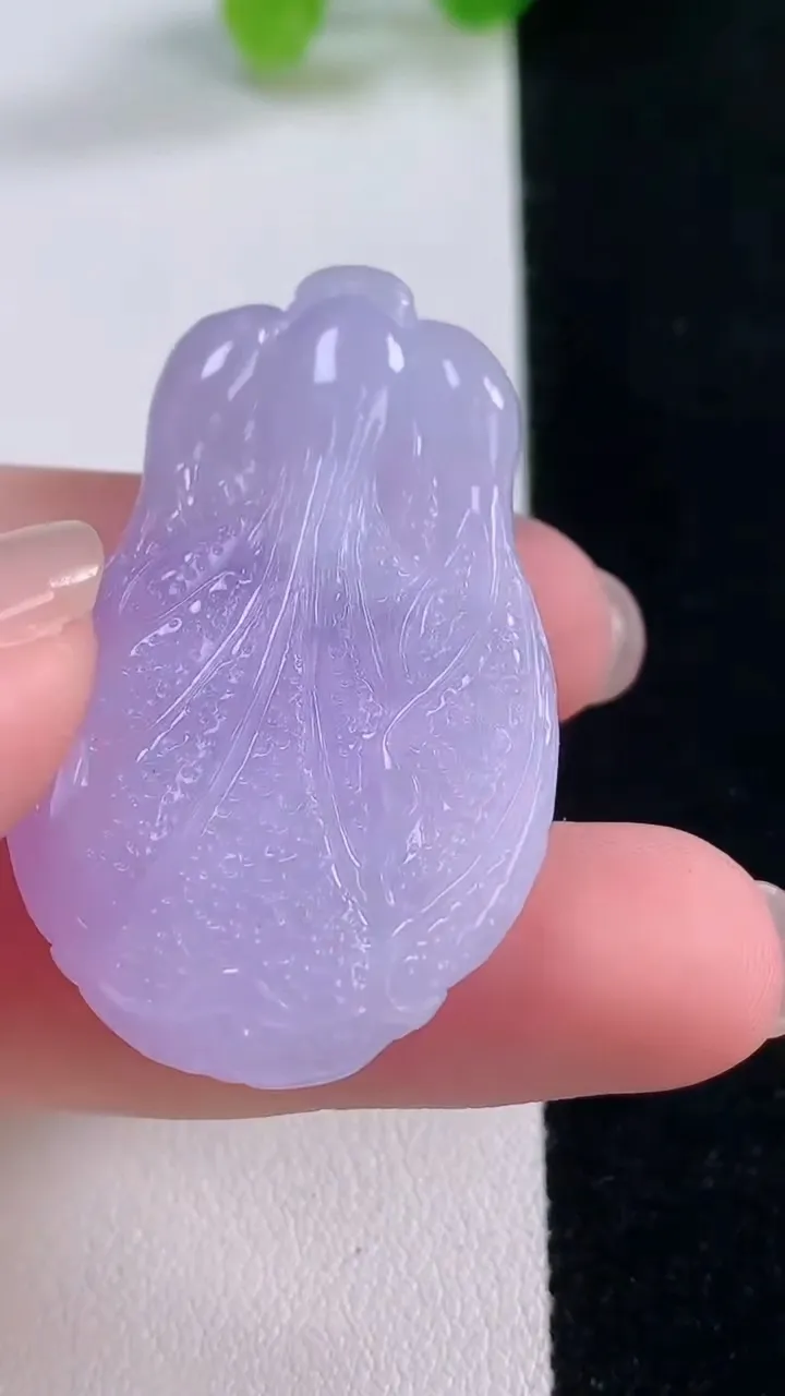 天然A货翡翠18K金紫罗兰白菜吊坠，尺寸43.6-26.6-9.8，重量:19.40g
11月30日