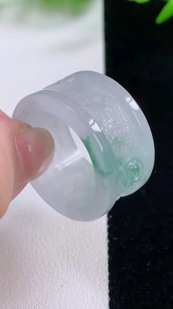 天然A货翡翠冰种飘花指环扳指，尺寸21.7-14-3.2，重量:10.65g2025年11月30日
工厂直销收藏佳品,种好水足，色泽均匀，有种有色，上手高大气！