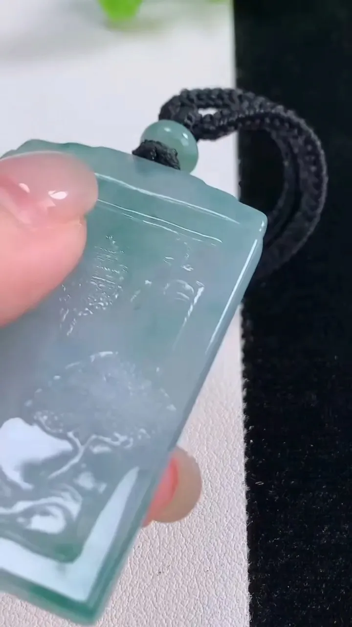 天然A货翡翠牌吊坠，尺寸53.4-38.4-5.3，重量:32.35g
11月30日