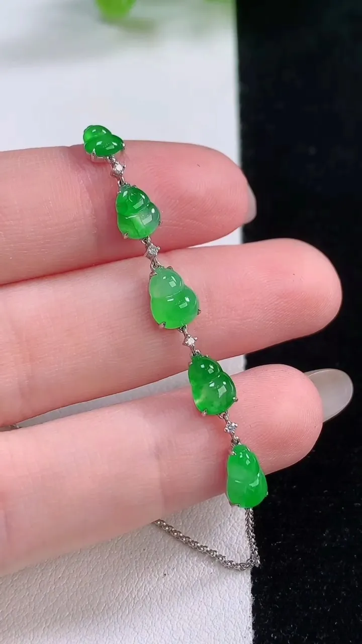 天然A货翡翠葫芦手链，尺寸7.7-5.6-3.2，重量:2.26g
11月30日