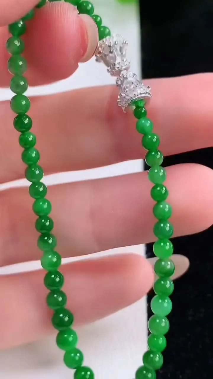 天然A货翡翠小米珠手串，尺寸3.3-46颗，重量:4.58g11月30日
工厂直销收藏佳品,种好水足，色泽均匀，有种有色，上手高大气！