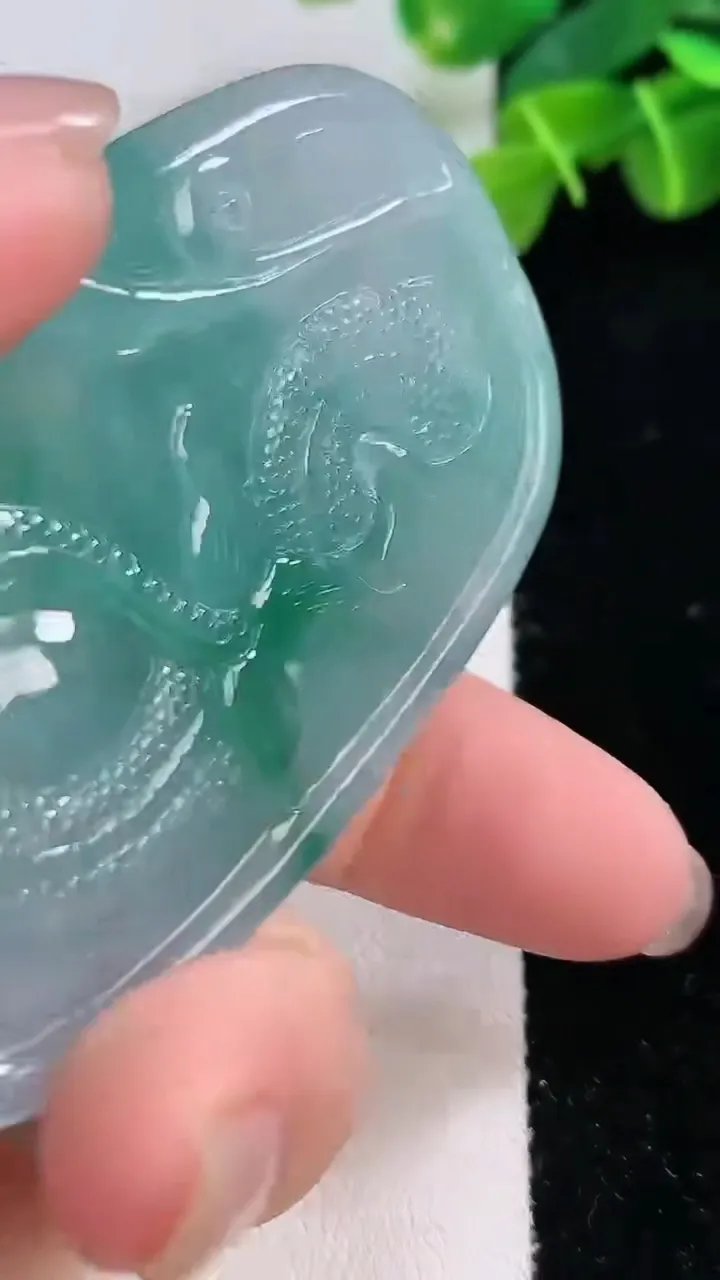 天然A货翡翠种飘花龙牌吊坠，尺寸67-40-12，重:67.04g
11月30日