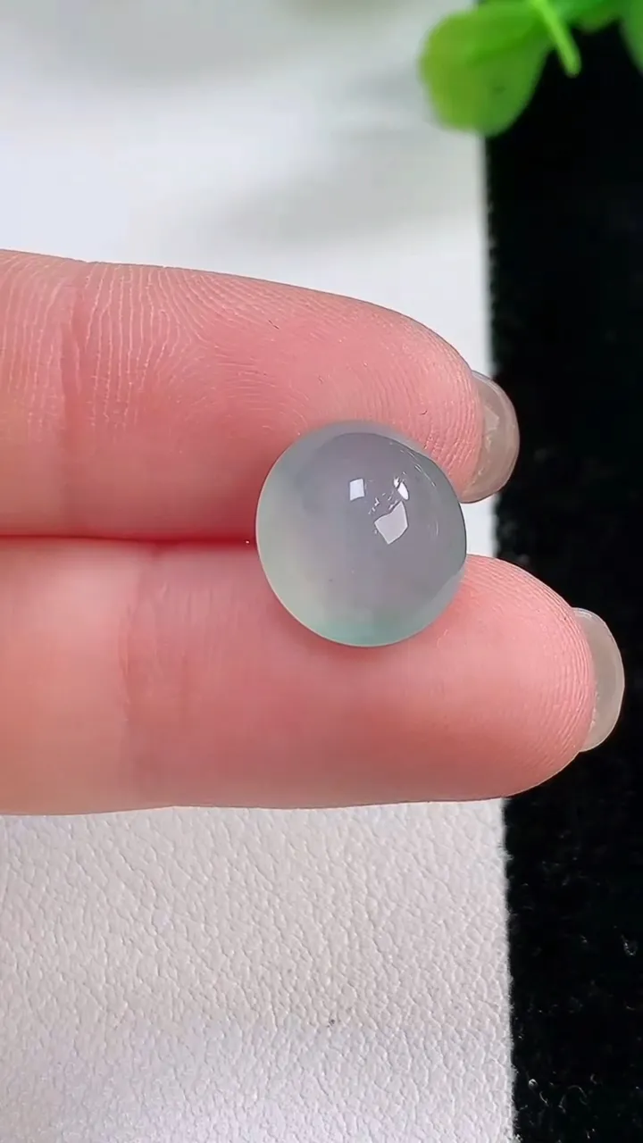 天然A货翡翠蛋面镶嵌件，尺寸12-11-7，重:1.45g
11月30日