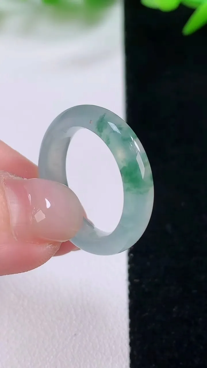天然A货翡翠冰种飘花指环戒指，尺寸17.8-4.5-3.2，重量:3.31g2025年11月30日
工厂直销收藏佳品,种好水足，色泽均匀，有种有色，上手高大气！