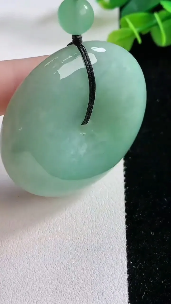 天然A货翡翠平安扣吊坠，尺寸45-11.8，重:48.69g
11月30日