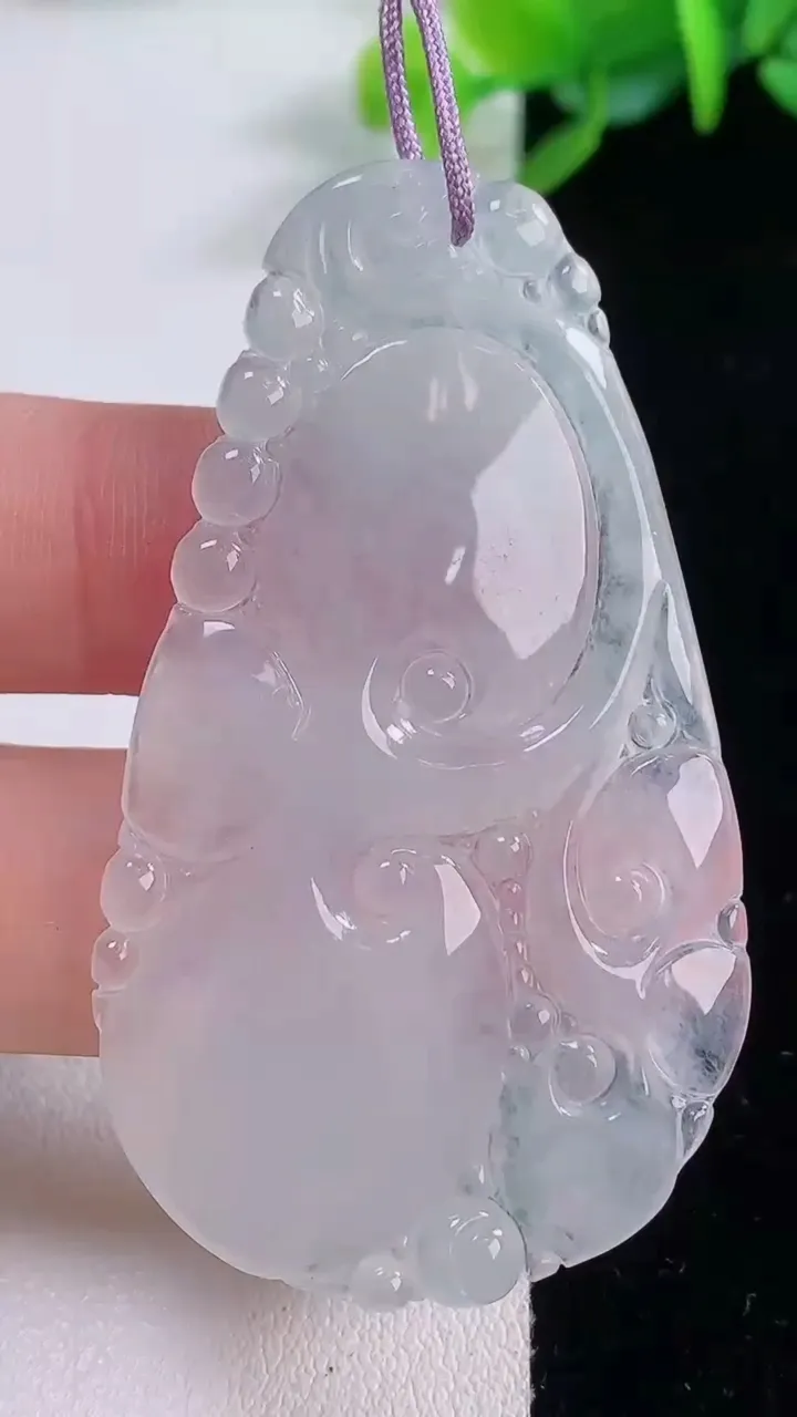 天然A货翡翠如意吊坠，尺寸56.2-31.8-3.3，重量:11.85g
11月30日