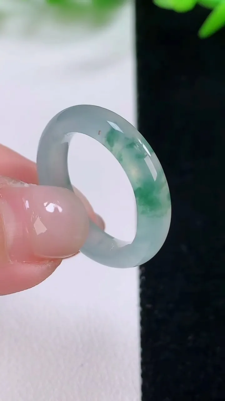 天然A货翡翠冰种飘花指环戒指，尺寸17.8-4.5-3.2，重量:3.31g2025年11月30日
工厂直销收藏佳品,种好水足，色泽均匀，有种有色，上手高大气！