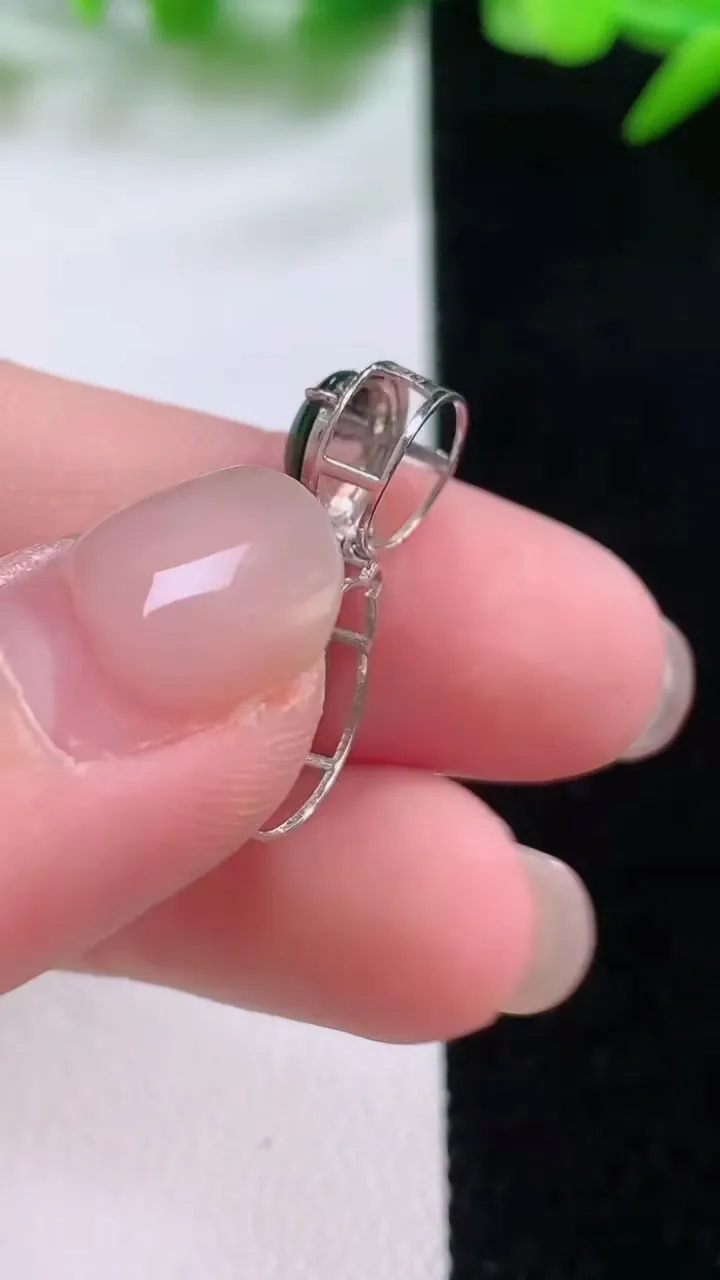 天然A货翡翠蛋面吊坠，尺寸24-10.6-7，裸石8.8-7.4重量:1.76g
11月30日