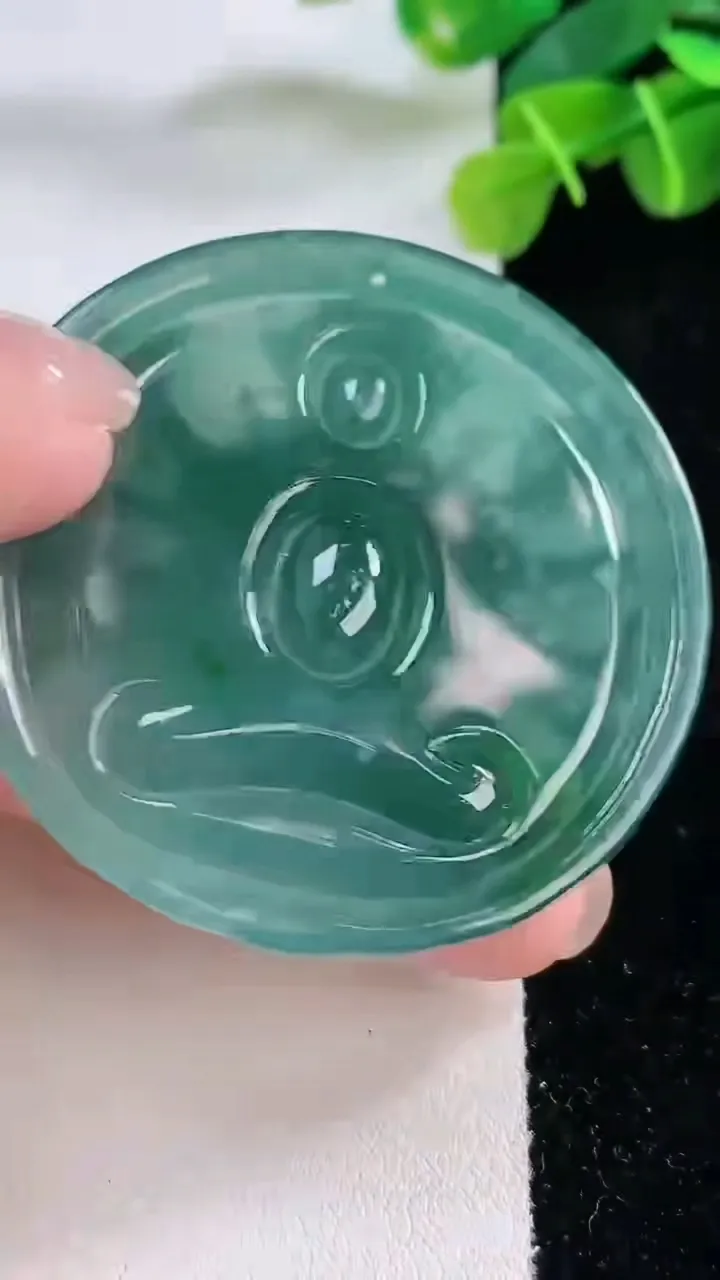 天然A货翡翠冰种蓝水千手观音菩萨吊坠，尺寸50-5.6，重:23.66g
11月30日