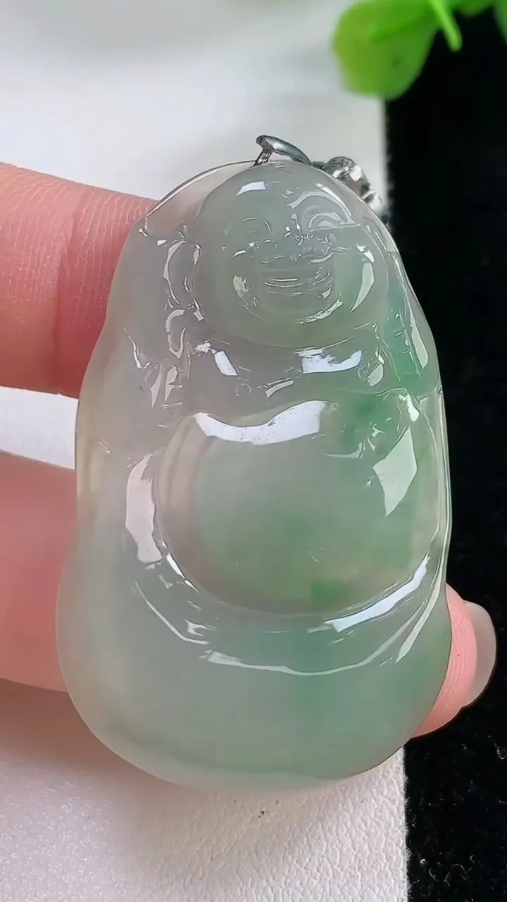 天然A货翡翠弥勒佛公吊坠，尺寸44.5-27.3-4.2，重:9.68g
11月30日