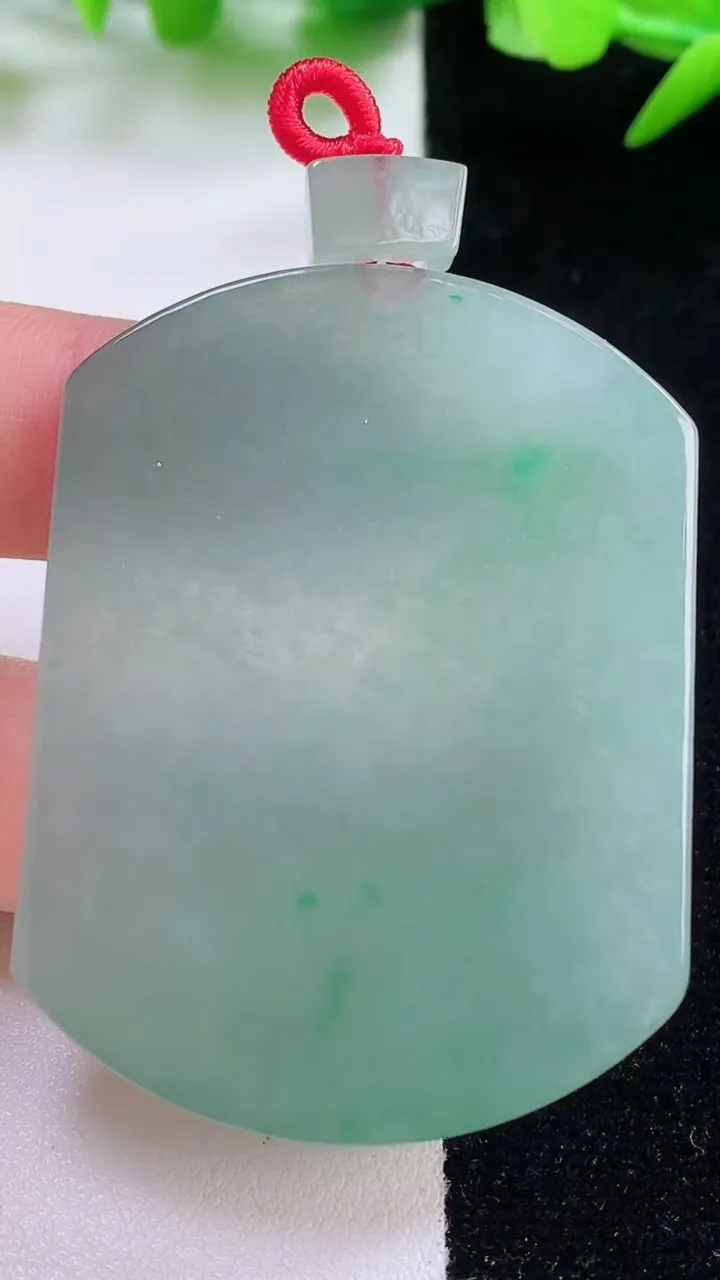 天然A货翡翠无事牌吊坠，尺寸50.8-38.8-4.6，重量:27.68g
11月30日