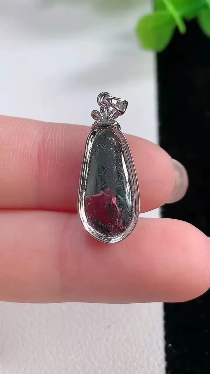 天然A货翡翠福豆吊坠，尺寸26.3-9.6-4，重:1.68g
11月30日