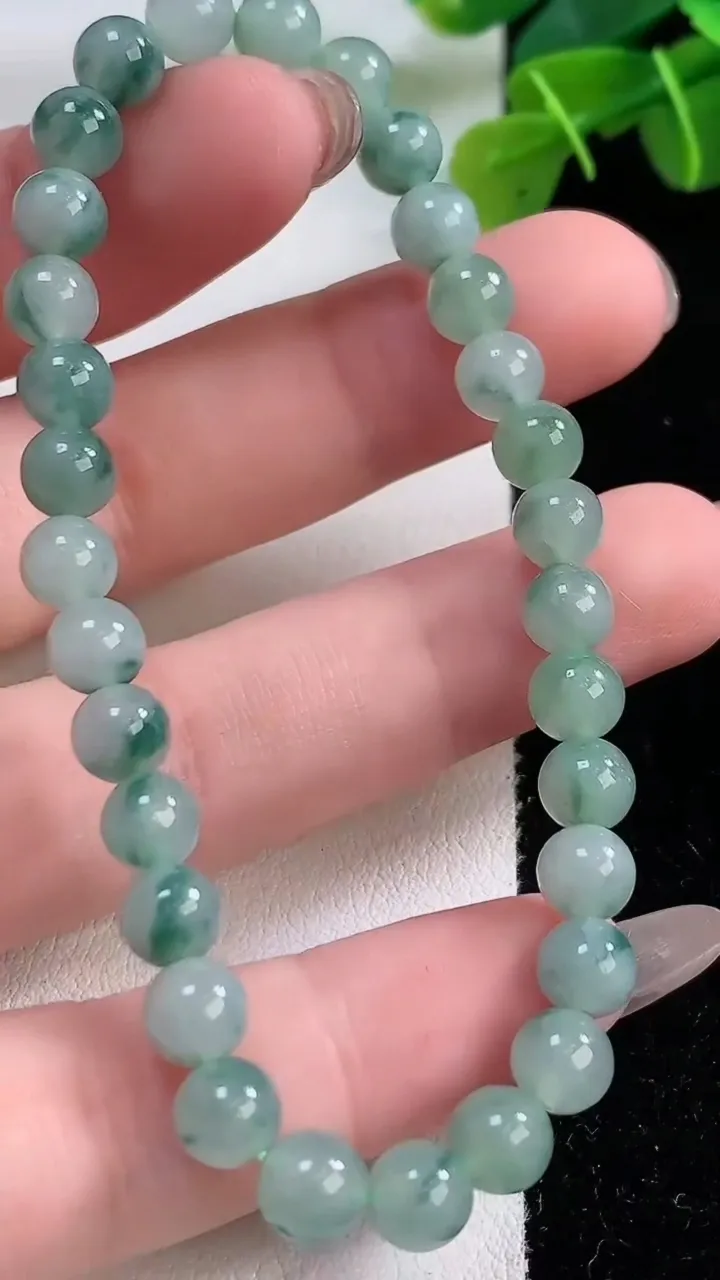 天然A货翡翠种飘花圆珠手串31颗，尺寸6.5，重:11.55g11月30日
工厂直销收藏佳品,种好水