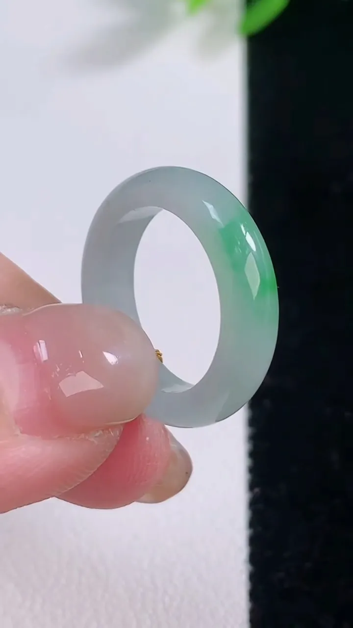 天然A货翡翠指环 戒指，尺寸15.5-4.2-2.6，重量:2.51g2025年11月30日
工厂直销收藏佳品,种好水足，色泽均匀，有种有色，上手高大气！