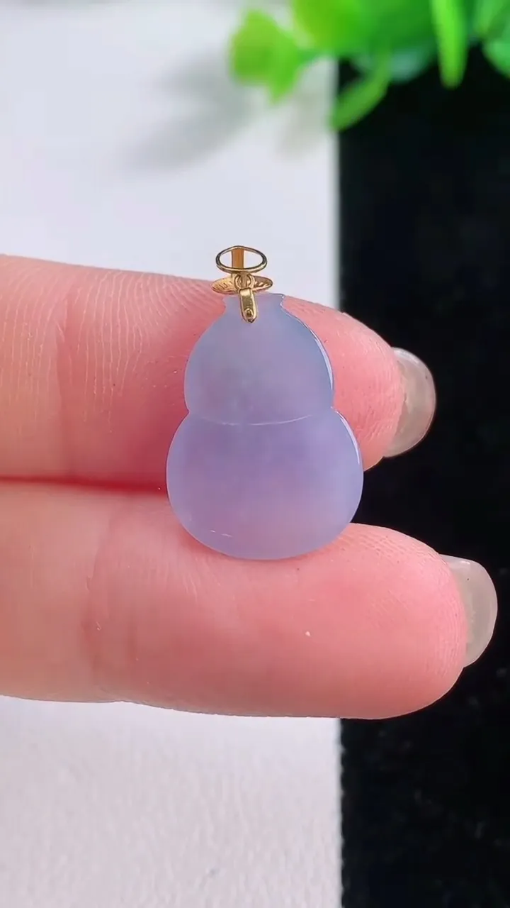 天然A货翡翠种紫罗兰葫芦吊坠，尺寸17-12.6-3.4，重量:1.46g
11月30日