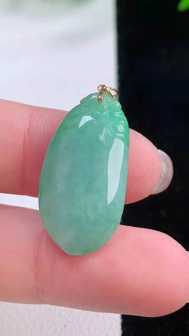 天然A货翡翠福瓜吊坠，尺寸26.7-13.5-5.2，重量:3.70g
11月30日