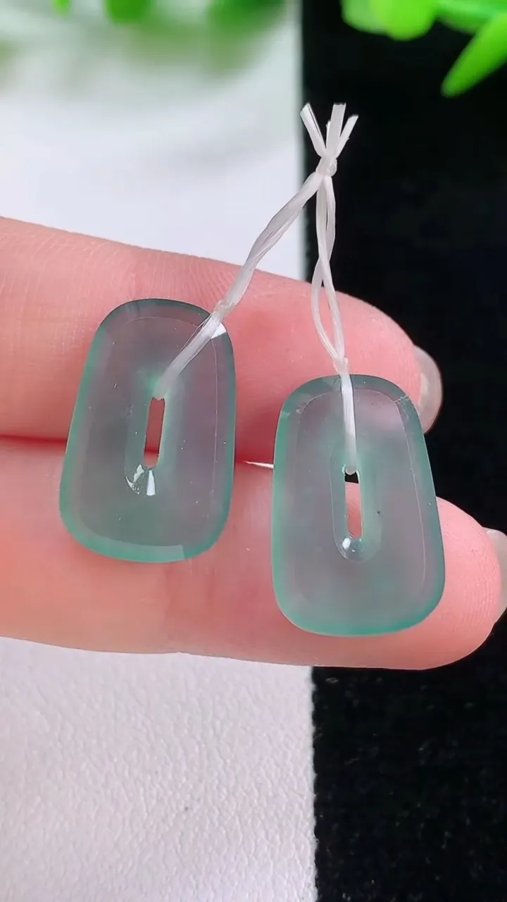 天然A货翡翠福贝吊坠一对，尺寸17.3-11.8-3.4，重量:4.07g
11月30日