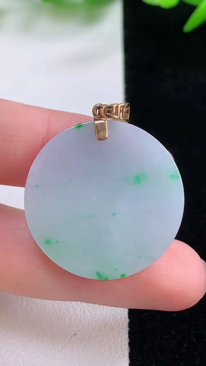 天然A货翡翠18K金春带彩紫罗兰无事牌吊坠，尺寸27.6-3.5，重量:7.93g
11月30日