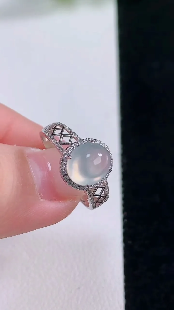 天然A货翡翠种白冰蛋面戒指，尺寸17.5-7.7-6.4-7.6，重量:2.04g2025年11月3