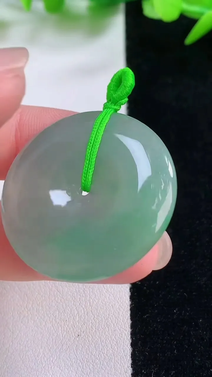 天然A货翡翠平安扣吊坠，尺寸32.8-5.3，重量:12.75g
11月30日