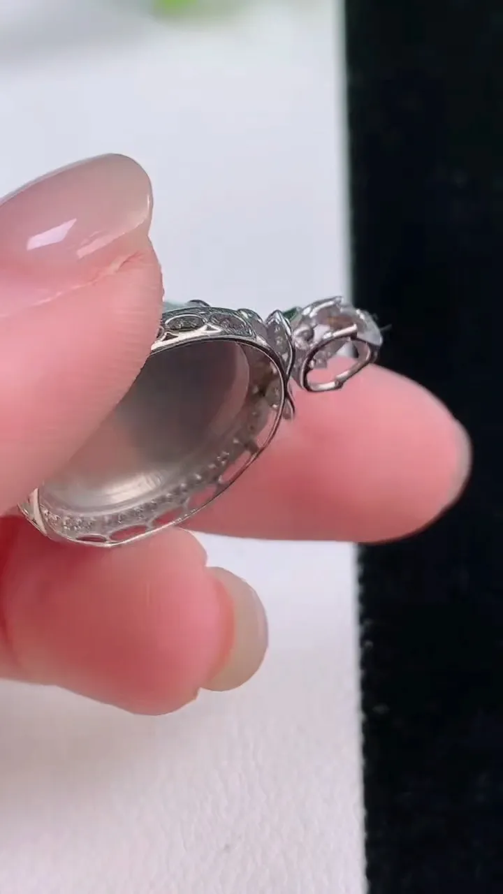 天然A货翡翠无事牌吊坠，尺寸27.3-19.7-5.8，裸石15.8重量:4.34g
11月30日