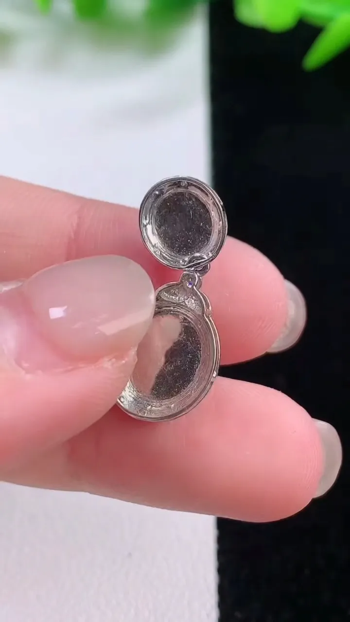 天然A货翡翠蛋面吊坠，尺寸24-10.6-7，裸石8.8-7.4重量:1.76g
11月30日