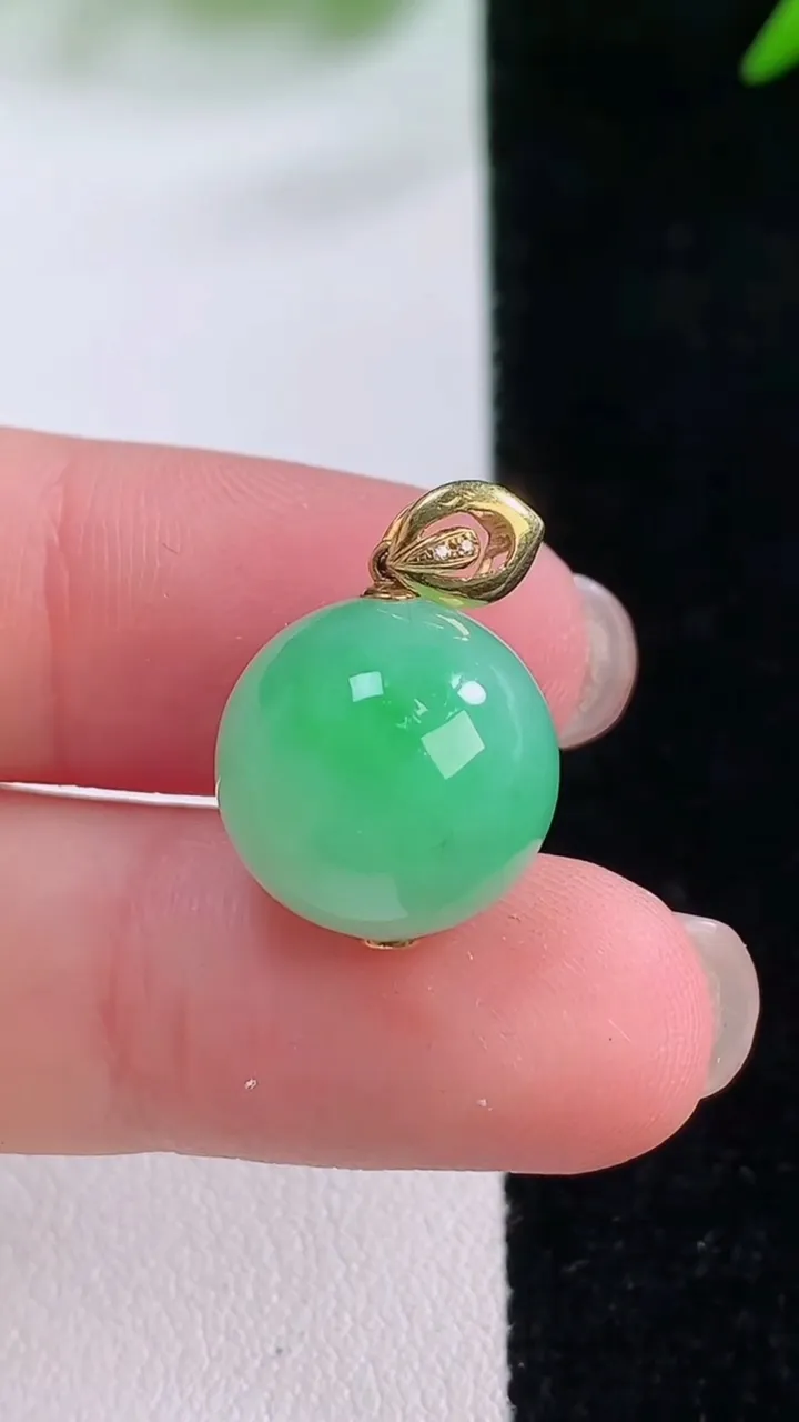 天然A货翡翠圆珠吊坠，尺寸13.6，重量:5.26g11月30日
工厂直销收藏佳品,种好水足，色泽均匀，有种有色，上手高大气！