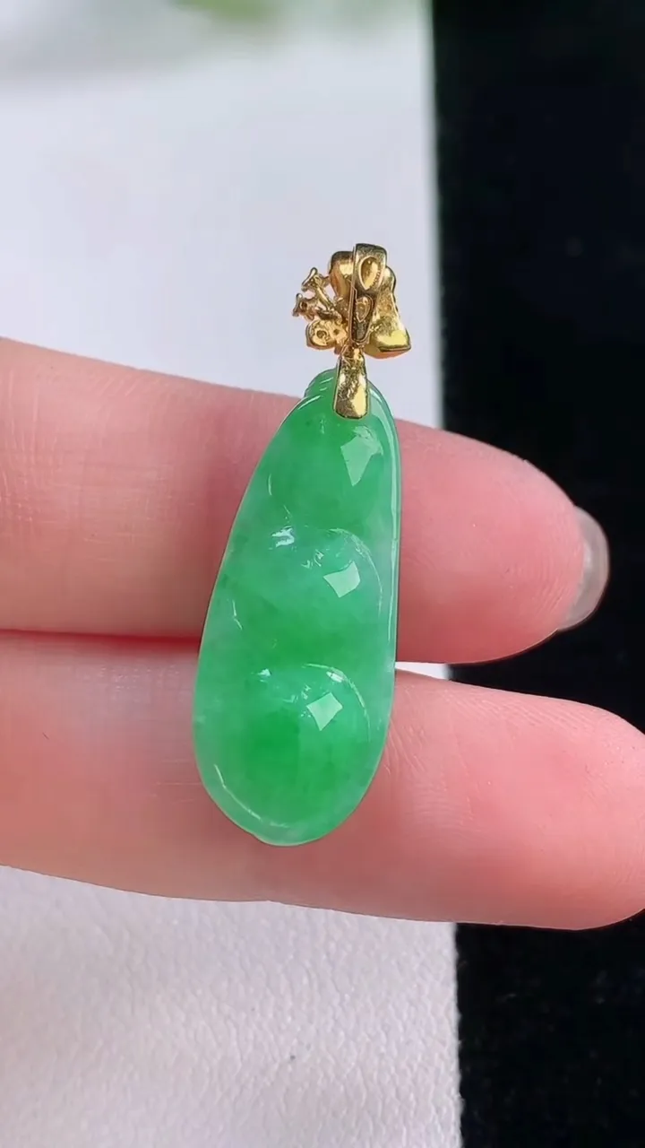 天然A货翡翠福豆吊坠，尺寸25.3-10.7-6.6，重量:3.31g
11月30日