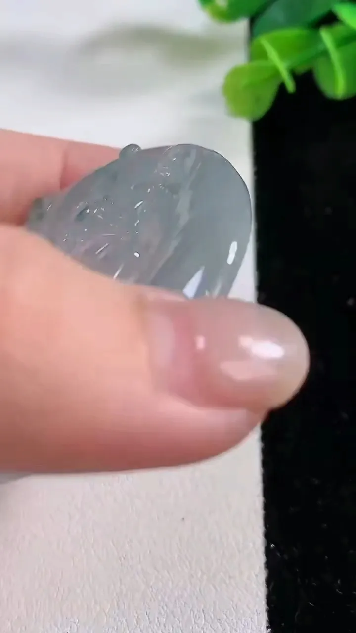 天然A货翡翠冰种飘花大势至观音菩萨吊坠，尺寸49-4.6，重:22.94g
11月30日