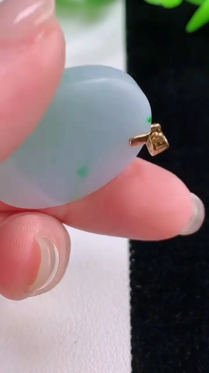 天然A货翡翠18K金春带彩紫罗兰无事牌吊坠，尺寸27.6-3.5，重量:7.93g
11月30日