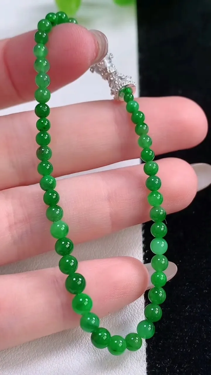 天然A货翡翠小米珠手串，尺寸3.3-46颗，重量:4.58g11月30日
工厂直销收藏佳品,种好水足，色泽均匀，有种有色，上手高大气！
