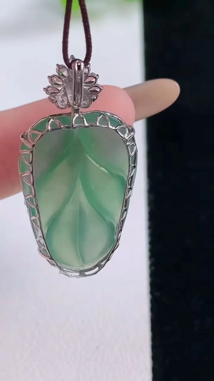 天然A货翡翠金枝玉叶 叶子吊坠，尺寸26-17.7-6.5，重量:4.28g
11月30日