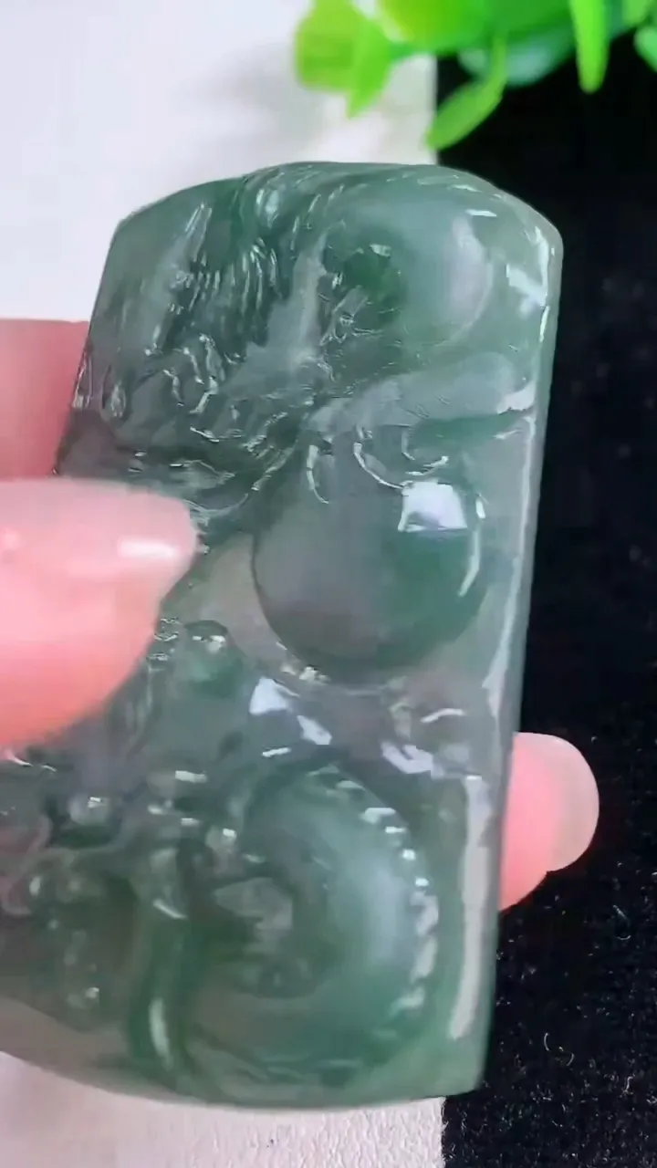 天然A货翡翠龙牌吊坠，尺寸57.5-34.8-7.6，重量:31.32g
11月30日