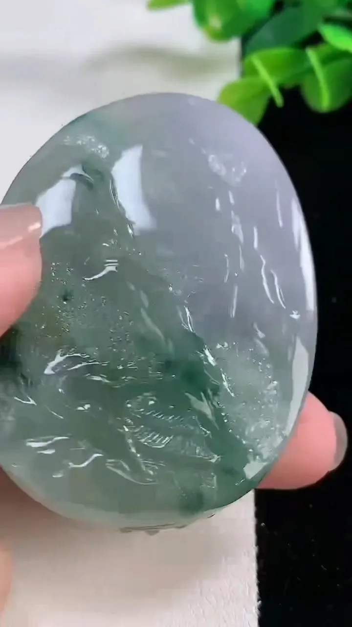 天然A货翡翠种双彩飘花生肖虎 虎牌吊坠，尺寸63-45-12，重:67.82g
11月30日