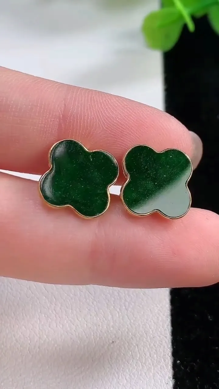 天然A货翡翠平安扣吊坠，尺寸31-5.8，重:11.49g
11月30日