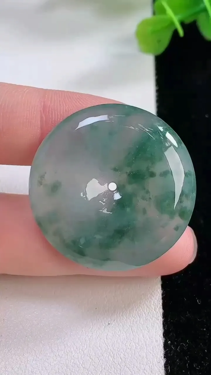 天然A货翡翠冰种飘花平安扣吊坠，尺寸30-6.2，重:12.74g
11月30日