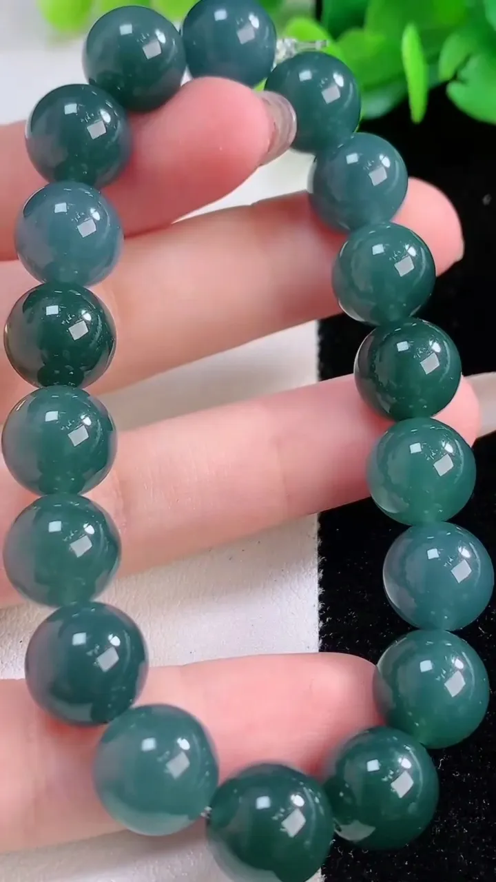 天然A货翡翠种蓝水圆珠手串18颗，尺寸11，重量:42.51g11月30日
工厂直销收藏佳品,种好水足，色泽均匀，有种有色，上手高大气！