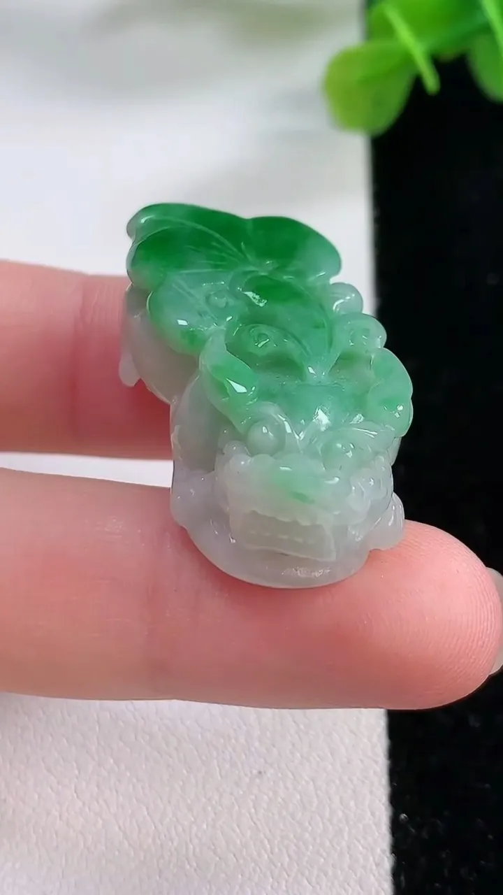 天然A货翡翠貔貅吊坠，尺寸35-18-12，重:14.00g
11月30日