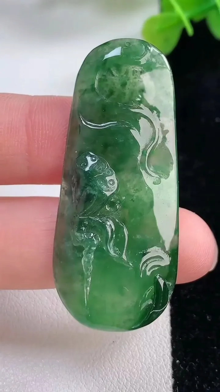 天然A货翡翠蜻蜓点水 莲蓬吊坠，尺寸48-20.5-5.4，重:8.37g
11月30日